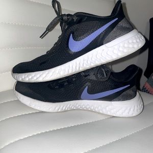 girl’s nike sneakers